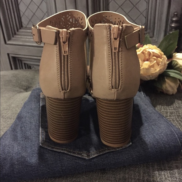 Taupe Low Cut stacked CHUNKY HEEL - Picture 6 of 8